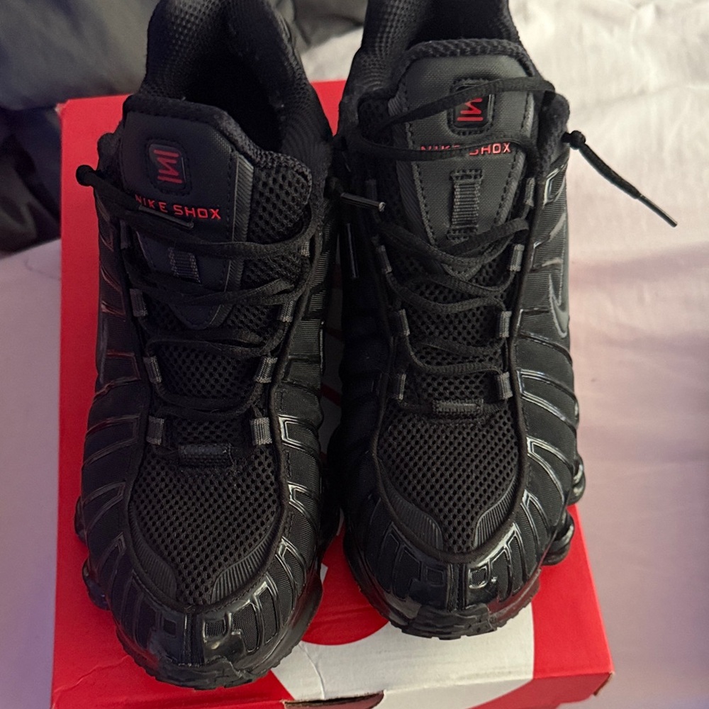 Nike Men’s Black Red Accent Athletic Shox Sneakers